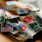 Carnet ouvert sous une pile de timbre